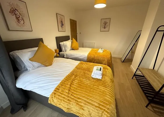 Spacious 3 Bed House With Parking And Garden