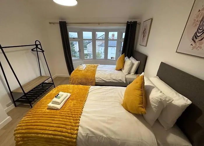 Spacious 3 Bed House With Parking And Garden