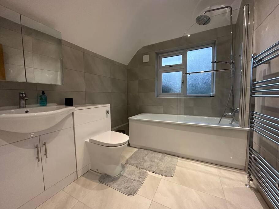 Apartment Spacious 3 Bed House With Parking And Garden
