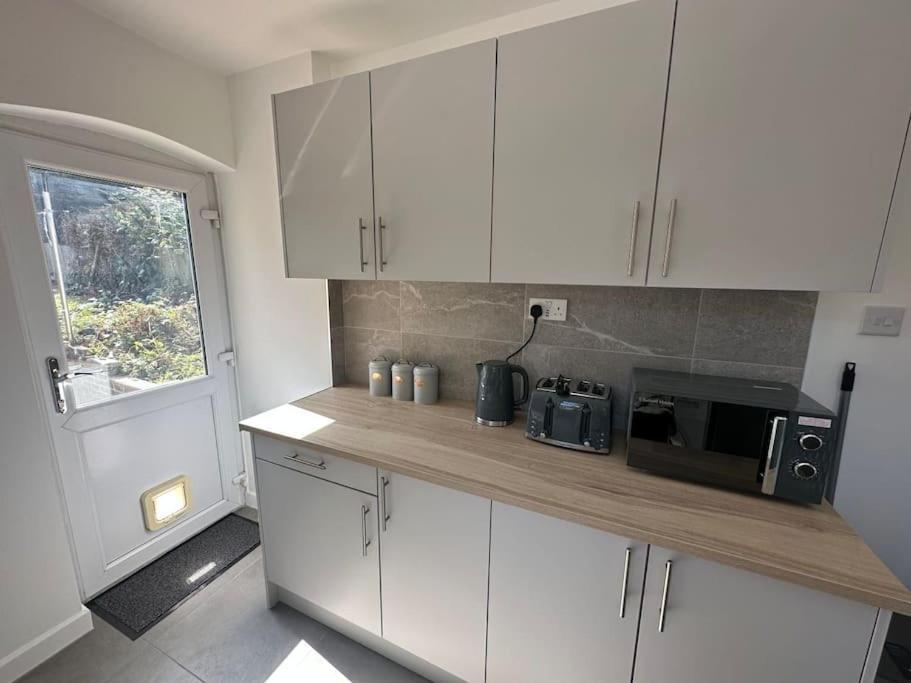 Spacious 3 Bed House With Parking And Garden *