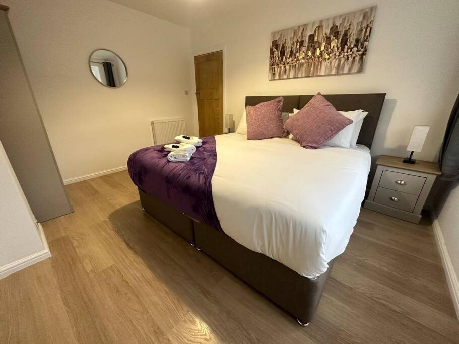 Spacious 3 Bed House With Parking And Garden Reading