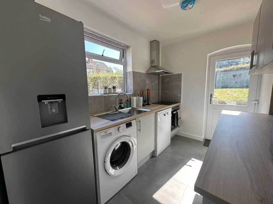 Spacious 3 Bed House With Parking And Garden Apartment *