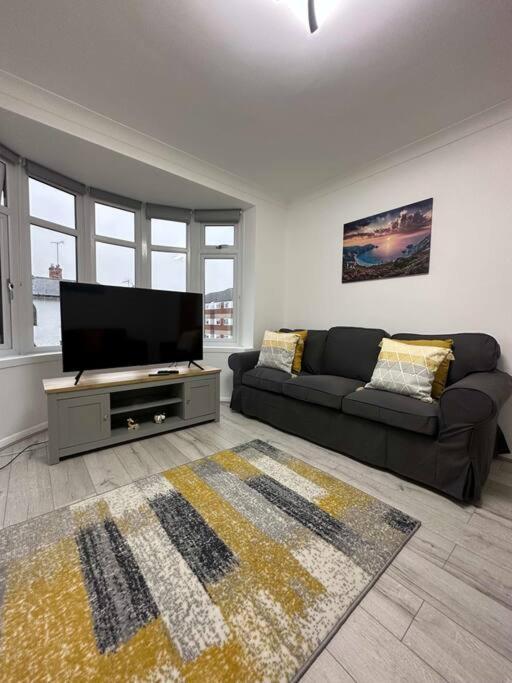Apartment Spacious 3 Bed House With Parking And Garden