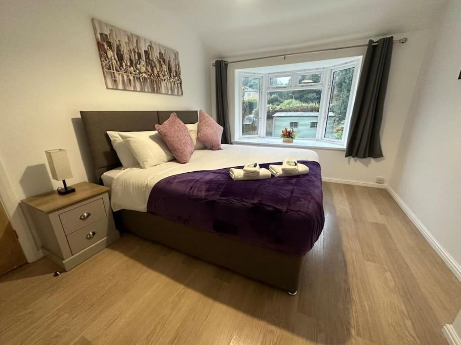 Spacious 3 Bed House With Parking And Garden * Reading