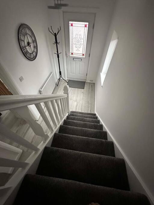 Spacious 3 Bed House With Parking And Garden * Reading