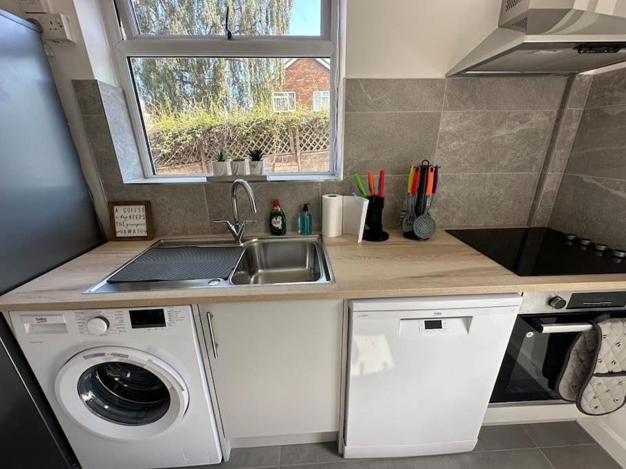 Spacious 3 Bed House With Parking And Garden