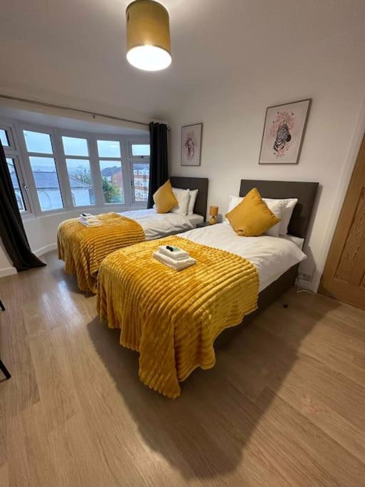 Spacious 3 Bed House With Parking And Garden Apartment *