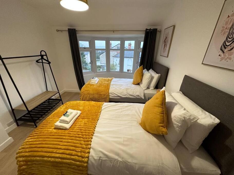 Spacious 3 Bed House With Parking And Garden Reading