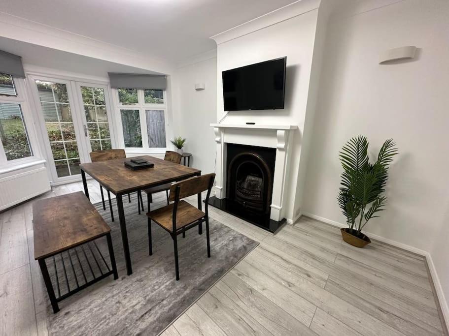 Spacious 3 Bed House With Parking And Garden Apartment *